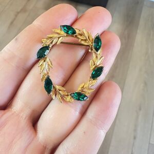 Vintage Jewelry Gold Tone Emerald Colored Stone Wreath Brooch Pin